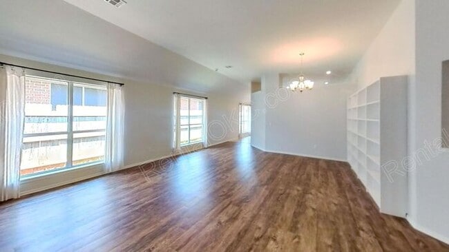 Building Photo - 4 Bed 2 Bath near Buck Thomas Park.