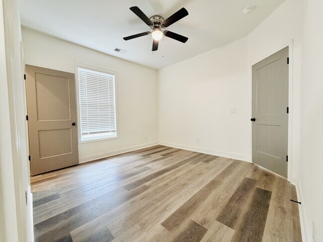 Building Photo - 2035 Rosewood Dr