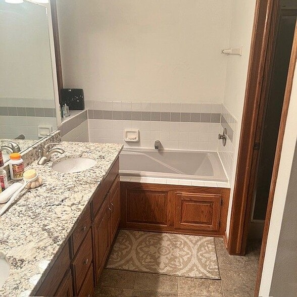 Building Photo - 629 Hawthorne Ln