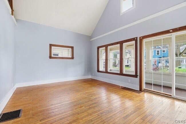 Building Photo - 122 Putnam St