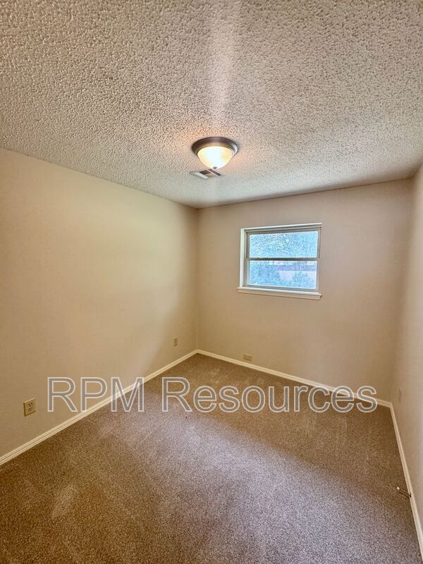 Building Photo - 405 Meadow Lake Dr