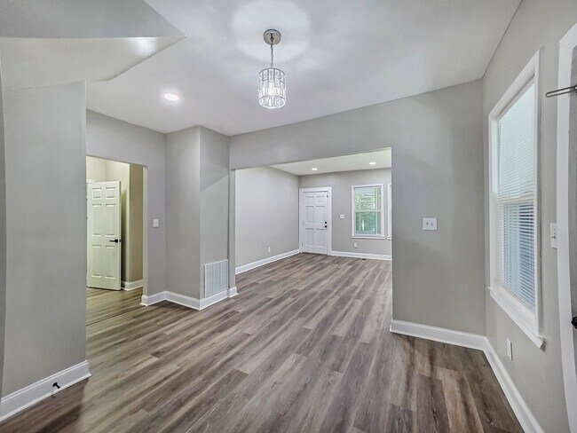 Building Photo - Beautifully Renovated 4 Bedroom Home in th...