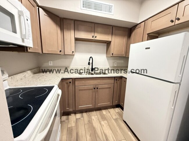 Building Photo - Two Bedroom Duplex