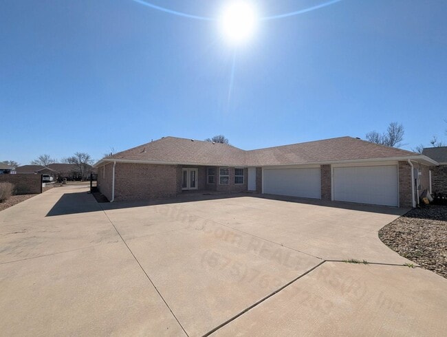 Building Photo - Luxurious Relaxation in Raintree