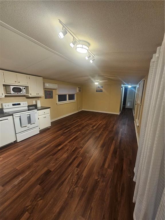 Building Photo - 1201 Floyd Dr NE