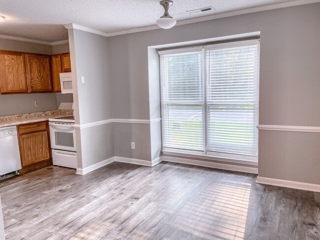 Building Photo - Charming 2 Bed, 2 Bath Triplex in Fayettev...