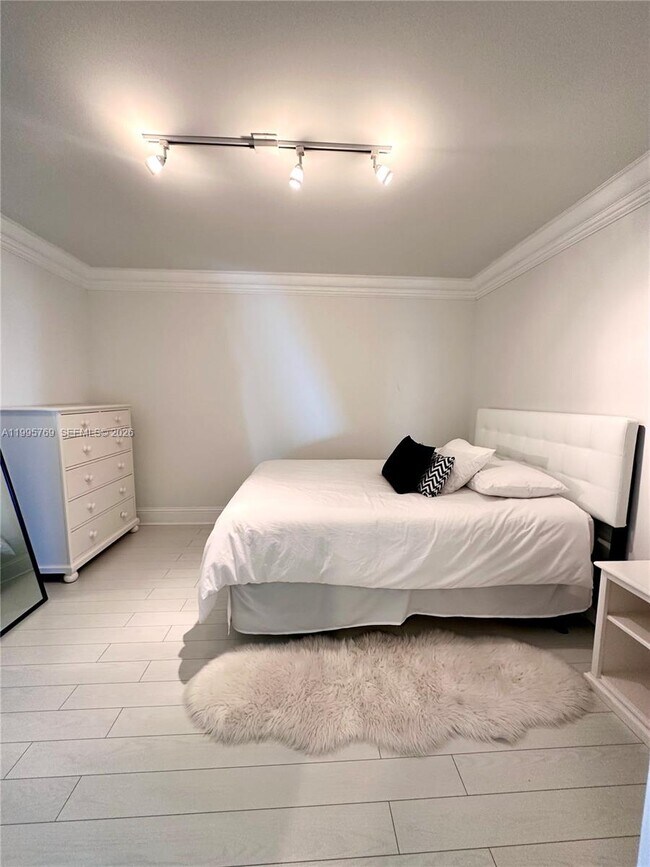 Building Photo - 16500 Collins Ave