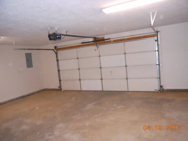 Building Photo - 14 Lola Ct