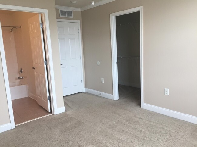 Building Photo - 734 Majestic Dr