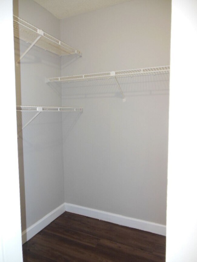 Building Photo - ONE BEDROOM ONE BATHROOM !! WATERFRONT COM...