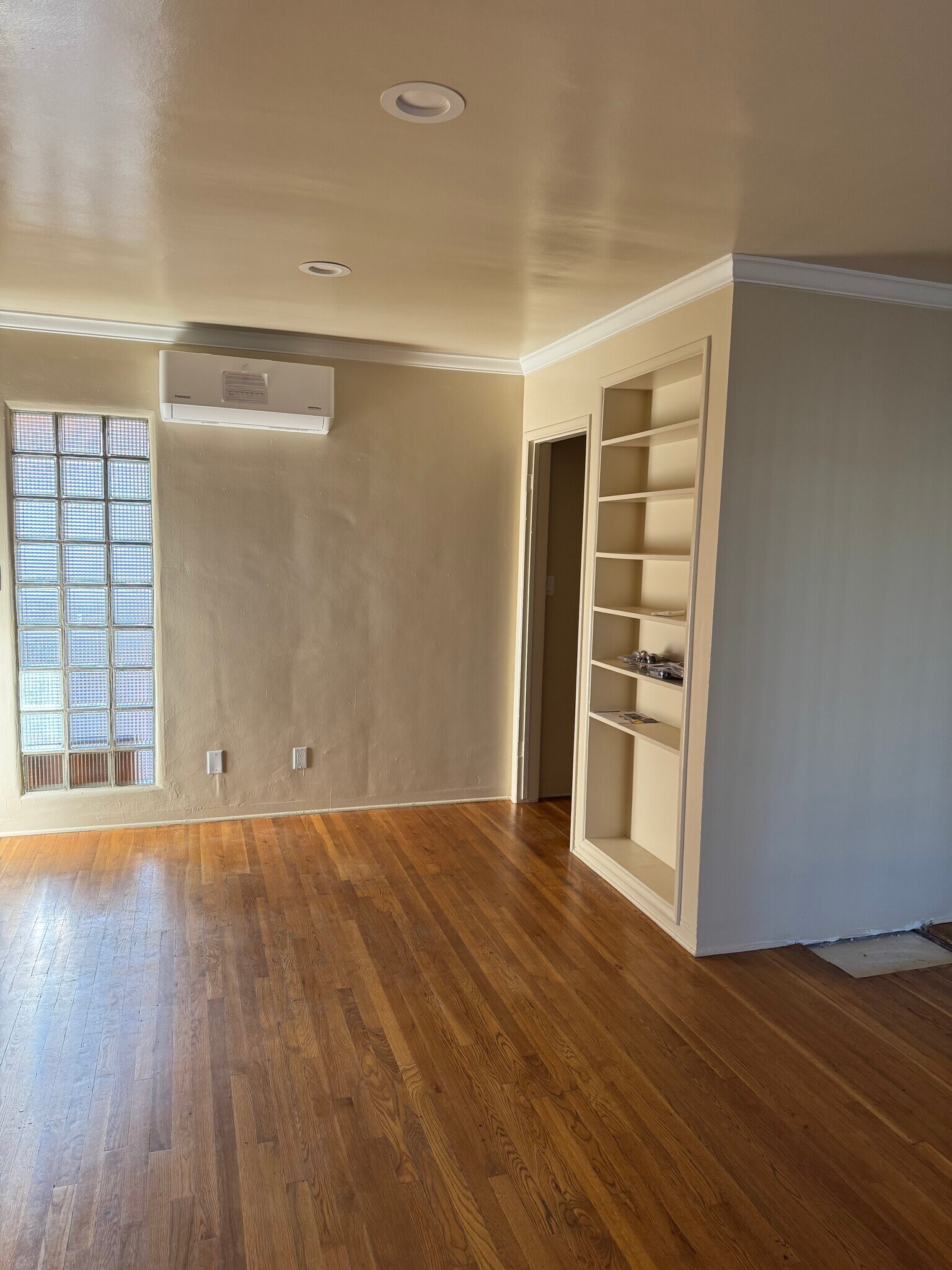 Living room - 2519 N Lincoln St