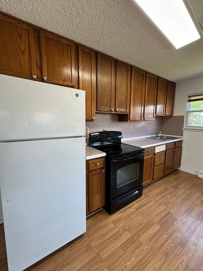 Building Photo - THREE BEDROOM TWIN