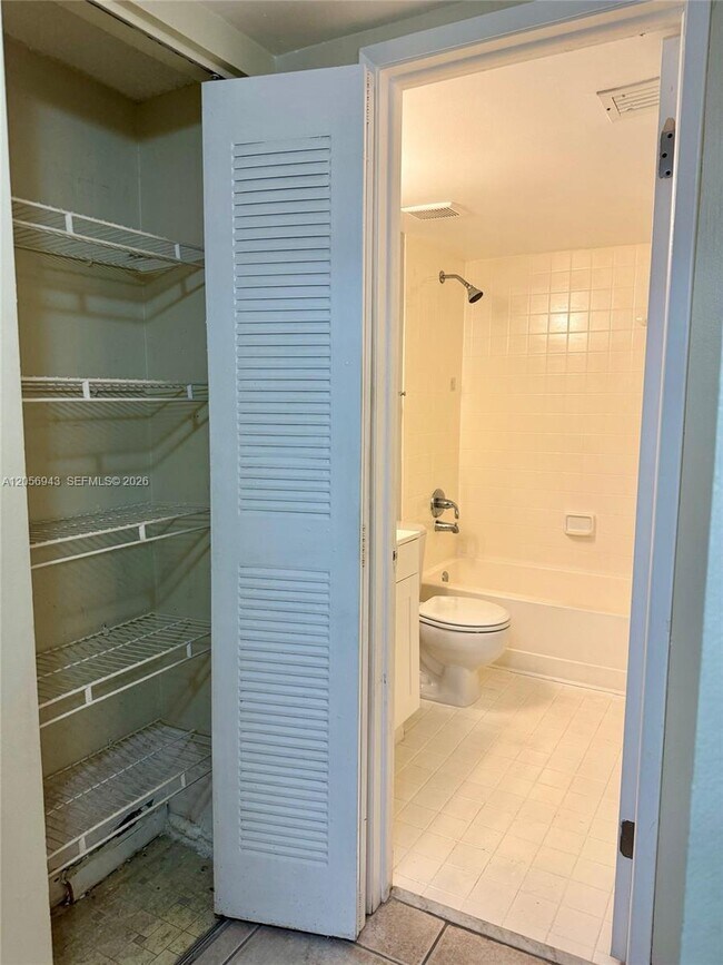 Building Photo - 9945 Nob Hill Ct