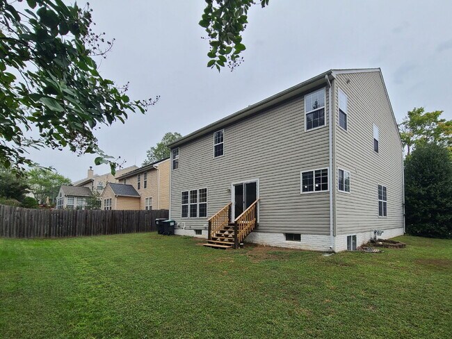 Building Photo - Gorgeous 6 BR Home, Convenient to Quantico & Commuting