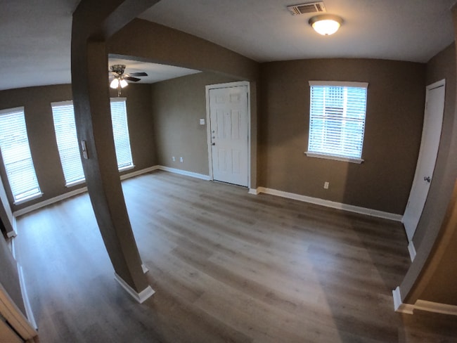 Building Photo - 404 Manuel Dr