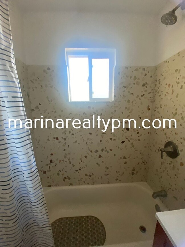 Building Photo - Charming 3 bedroom, 2 bathroom home locate...