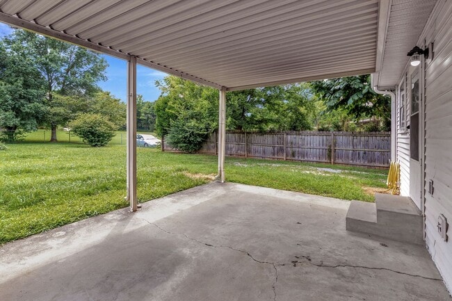 Building Photo - AVAILABLE NOW. 2 Bed 1 Bath Duplex. Locate...