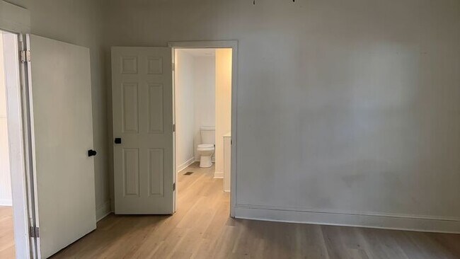 Building Photo - 3 Bedroom 1 Bathroom Renovated House with Fenced Yard