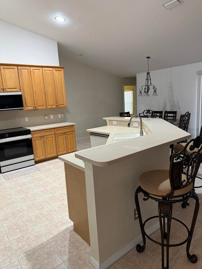 Building Photo - 5824 NW Zenith Dr