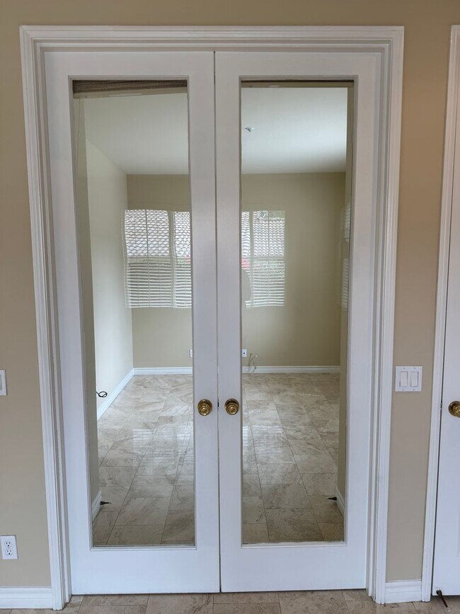 Building Photo - Beautiful 2 Bedroom/2 Bathroom + Bonus Room in Gated Community