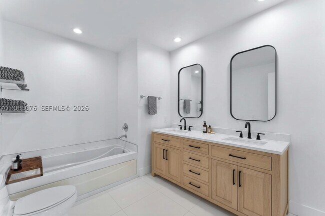 Building Photo - 950 Brickell Bay Dr