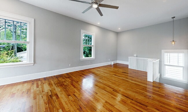 Building Photo - Stunning Upstairs 2-Bed, 1-Bath, Kitchen, ...