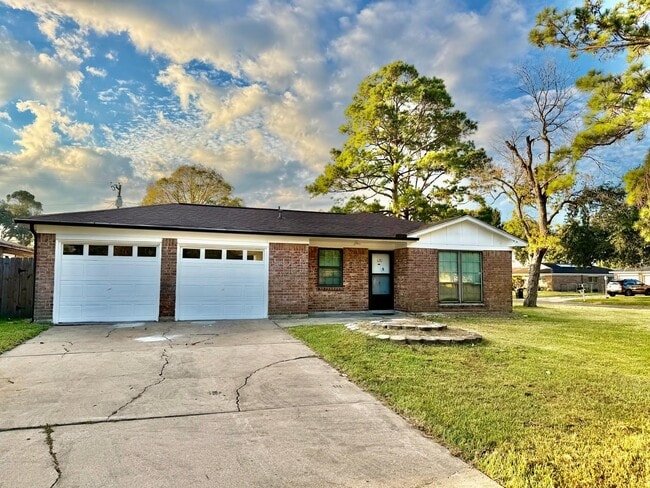 Primary Photo - 620 Circle Way