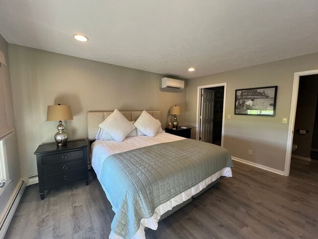 Building Photo - Cozy 4 Bedroom Home on Lakefront (Fully Furnished)