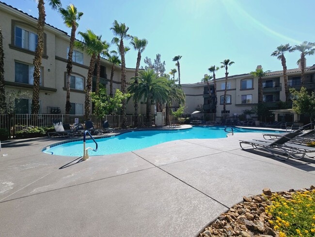 Building Photo - GUARD GATED CONDO W/ GARAGE
