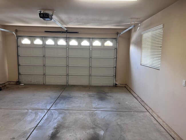 Building Photo - 3 bedroom, 2 bathroom house located in the desirable neighborhood