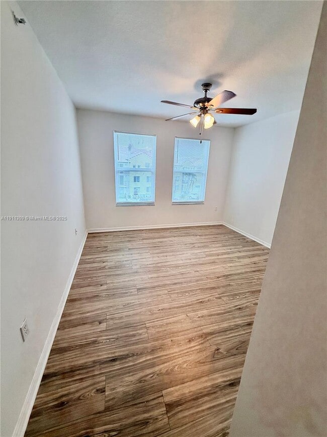 Building Photo - 1122 Villa Cir