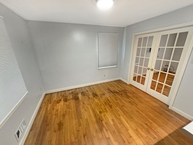 Building Photo - Spacious 4BR/2.5BA Home in Prime West End ...