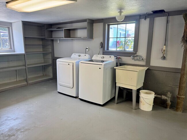 Building Photo - Charming Craftsman in Bandon Heights | 3 Bed / 2 Bath | Ocean & River Views