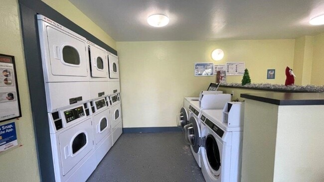 Building Photo - Walnut Creek! 1 bedroom 1 bath  excellent location walk to Bart & Bay Club, minutes to Downtown!