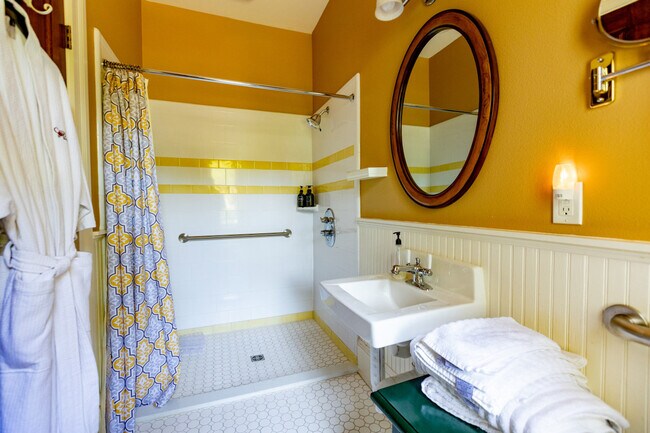 Building Photo - 205 SE 7th St