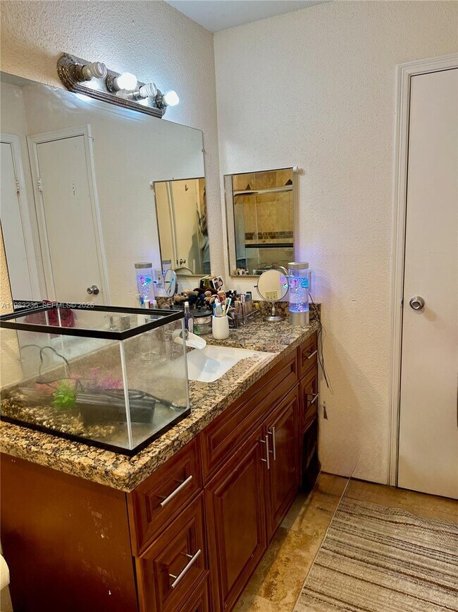 Building Photo - 977 Riverside Dr