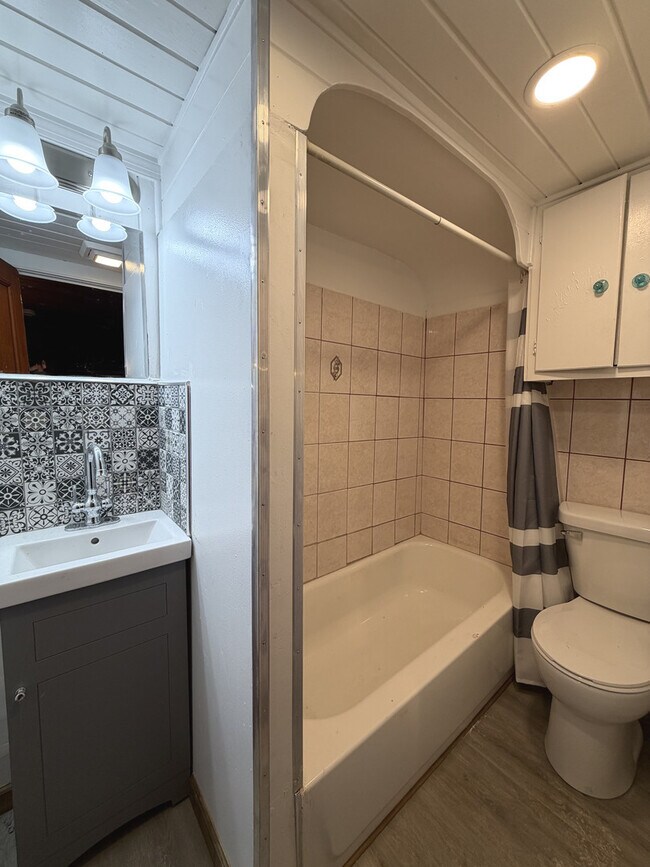 Building Photo - 120 Peale St