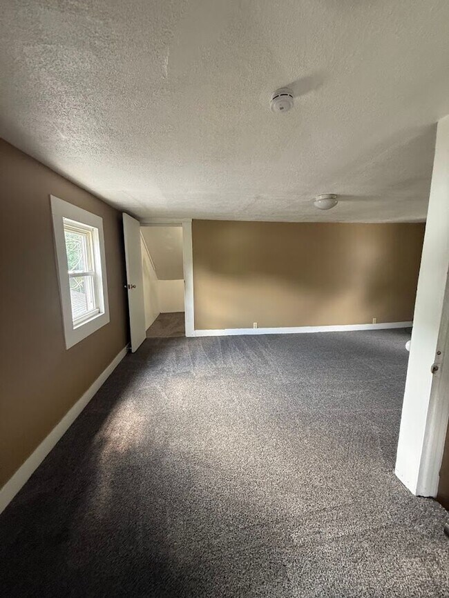 Building Photo - Three bedroom one bathroom home for rent