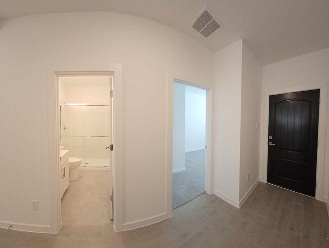 Building Photo - 8430 Bay Oaks Dr