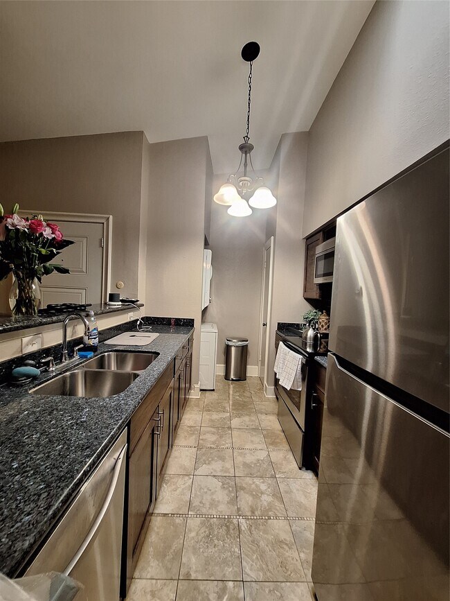 Building Photo - 2425 Augusta Dr