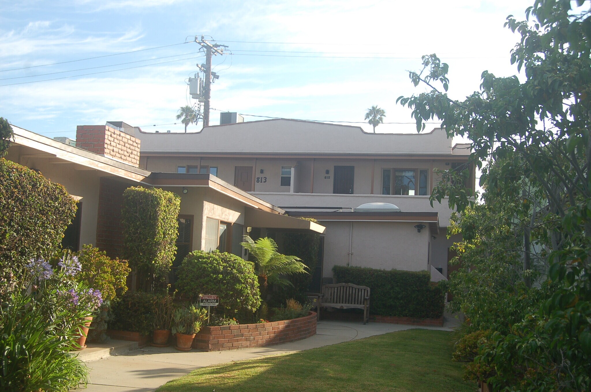 Property entry-green space, a rarity in SM - 813 7th St