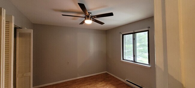 Building Photo - 523 Meadowview Dr