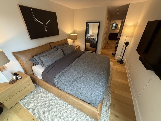 Building Photo - Charming and Rare 2BR/2BA/2Garage Parking ...