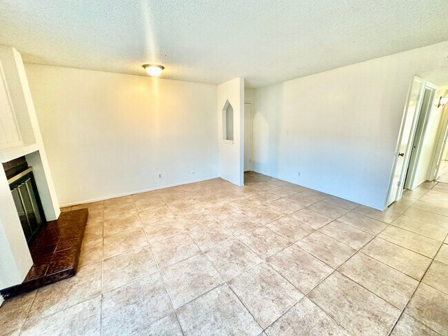 Building Photo - Spacious 2/1 Condo in Gated Community