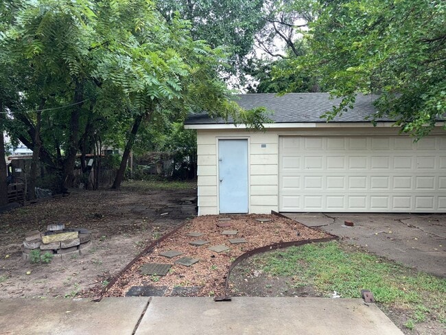 Building Photo - Beautiful 2 Bedroom 1 Bath + Large Garage/...