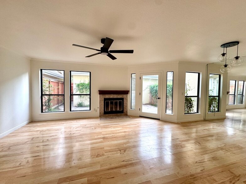 Living and dining area - 983 E Foxhill Dr