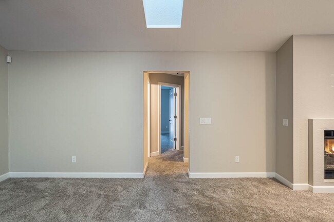 Building Photo - 746 Hilltop Ln