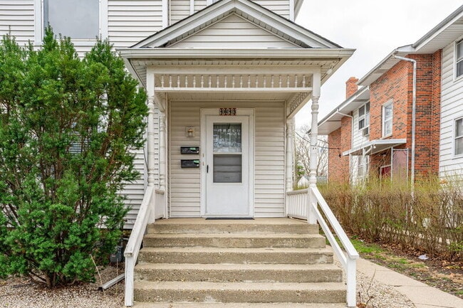 Building Photo - 1613 E State St