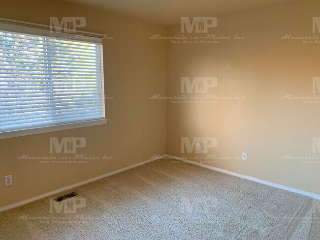 Building Photo - 714 Bentley Pl