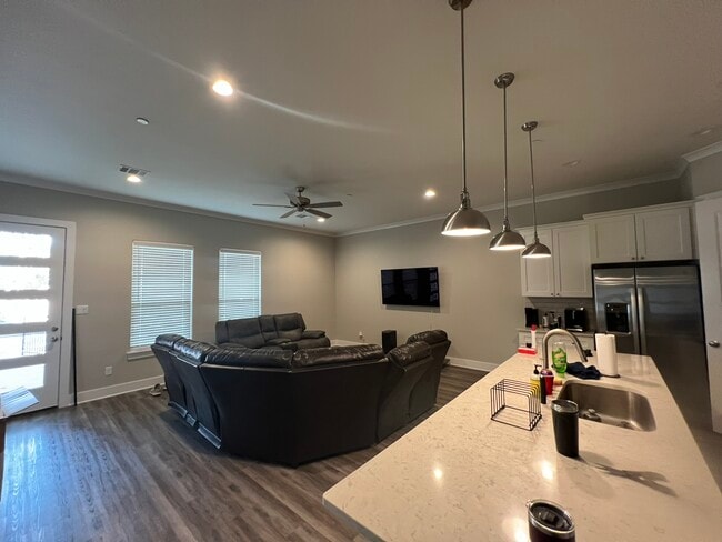 Building Photo - 710 Vassar Ct